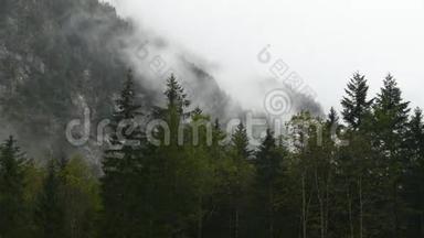 斯洛文尼亚洛加尔斯卡多利纳，低云的高山河<strong>谷雨</strong>天